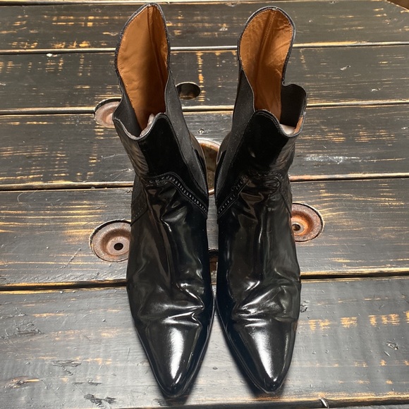 Versace Patent Leather Ankle Boots with Western Flair - A Wardrobe Must-Have! - Picture 4 of 17